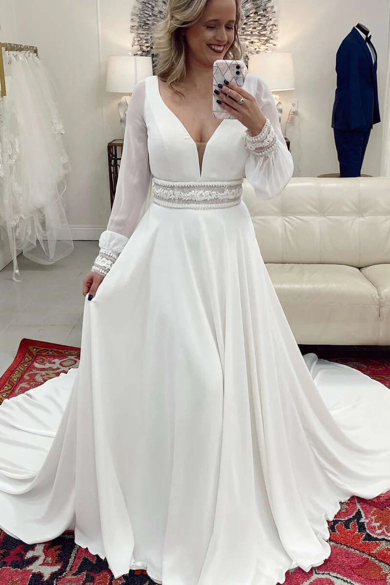 Vestido de novia con escote en V profundo y mangas en forma de A